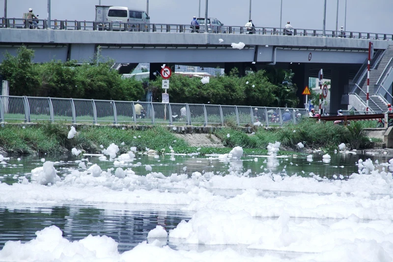 Việc bọt trắng xuất hiện thành lớp dày trên kênh khiến không ít người bày tỏ lo ngại về tình trạng ô nhiễm nước.